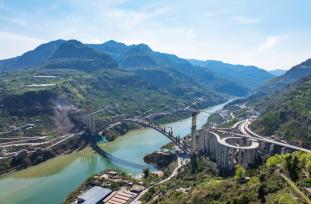 四川宜宾：西宁河特大桥加紧施工