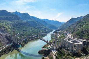 四川宜宾：西宁河特大桥加紧施工