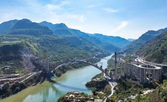 四川宜宾：西宁河特大桥加紧施工