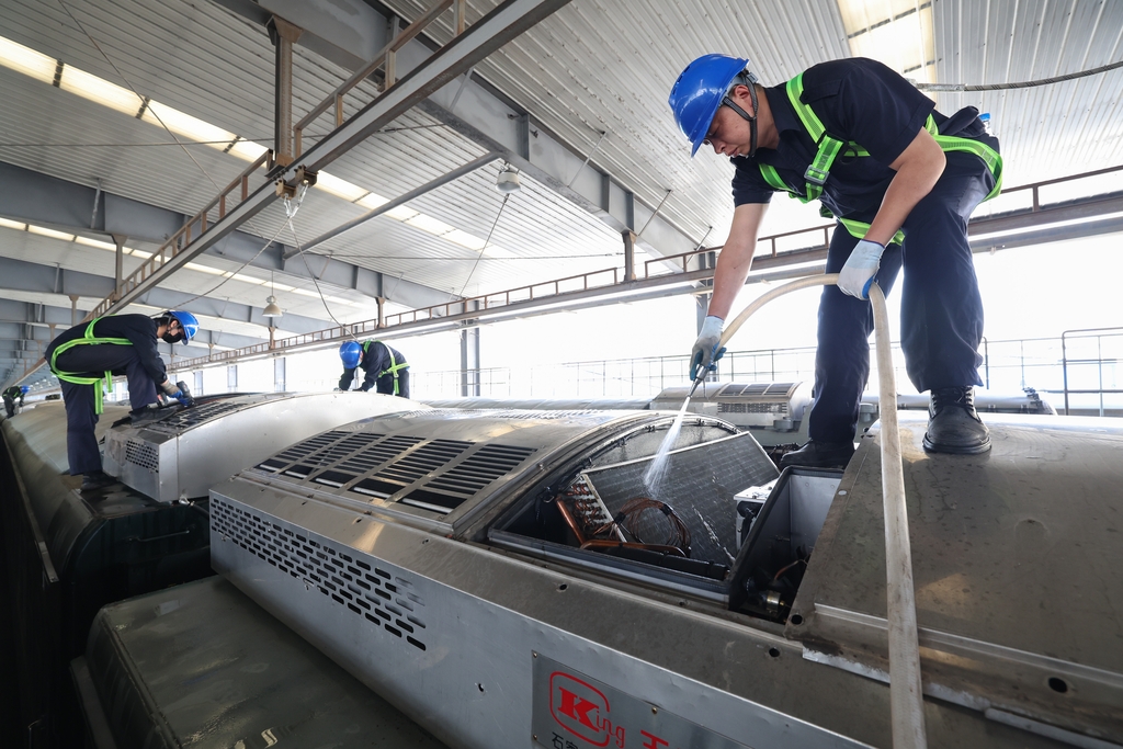 湖北襄阳：工人为列车空调机组“清肺”