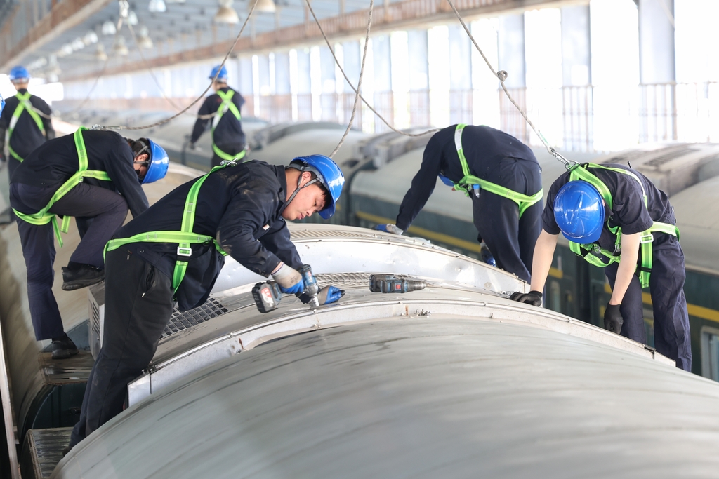 湖北襄阳：工人为列车空调机组“清肺”