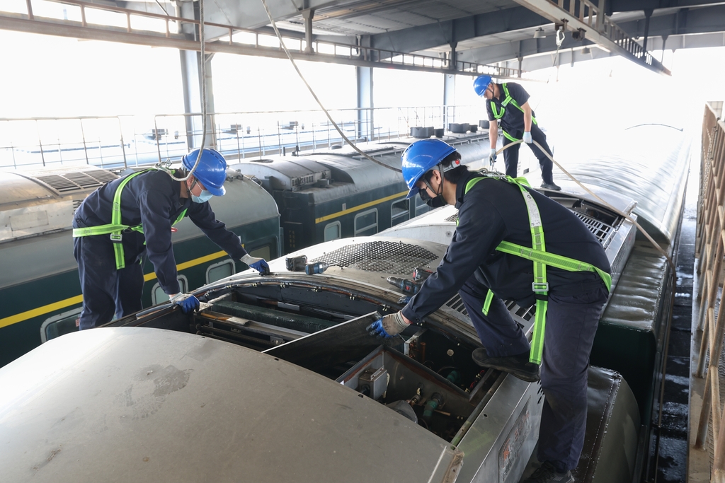 湖北襄阳：工人为列车空调机组“清肺”