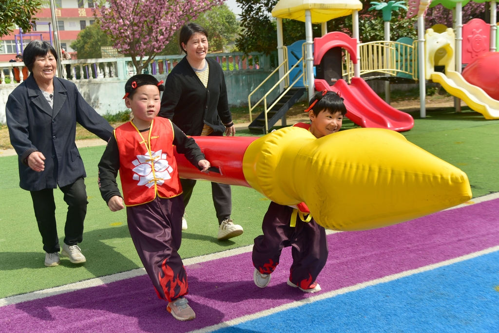山东枣庄：“魔童闹海”亲子运动会