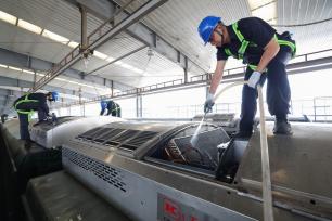 湖北襄阳：工人为列车空调机组“清肺”