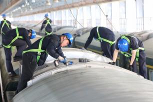 湖北襄阳：工人为列车空调机组“清肺”