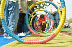 山东枣庄：“魔童闹海”亲子运动会