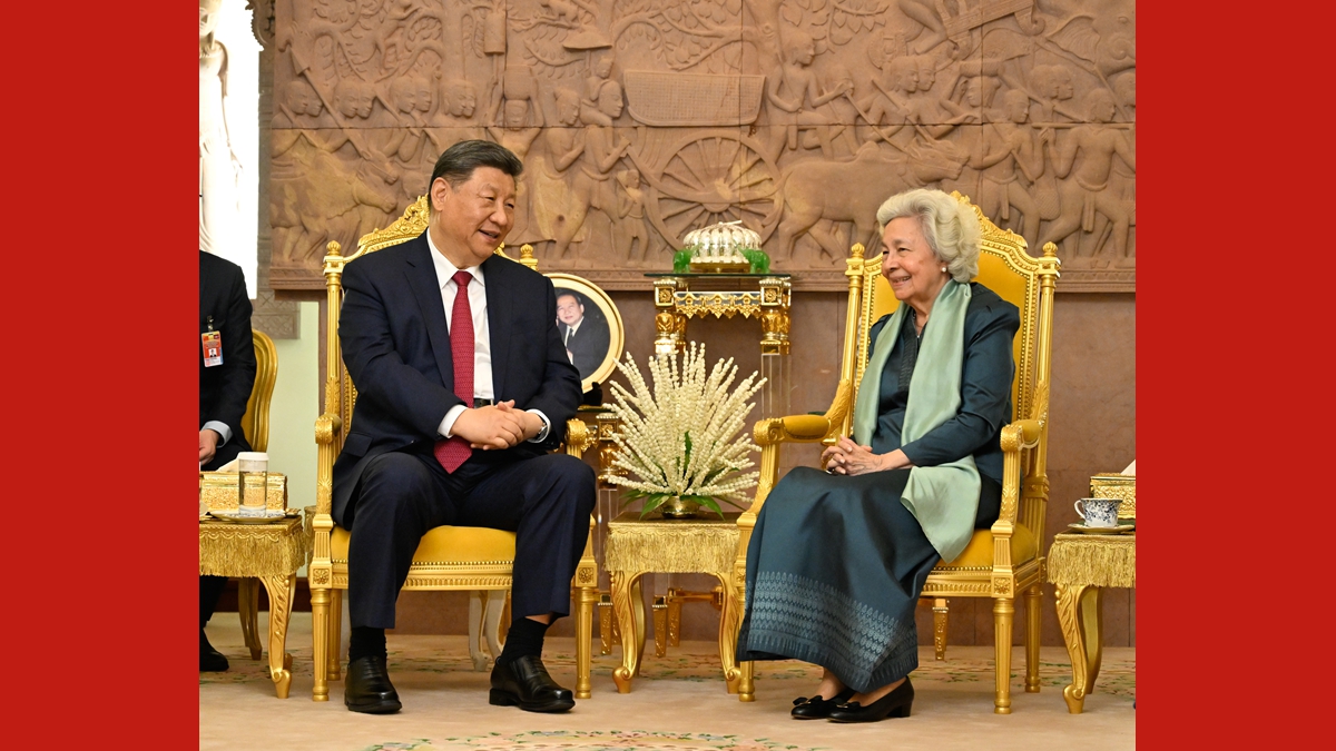 习近平会见柬埔寨太后莫尼列