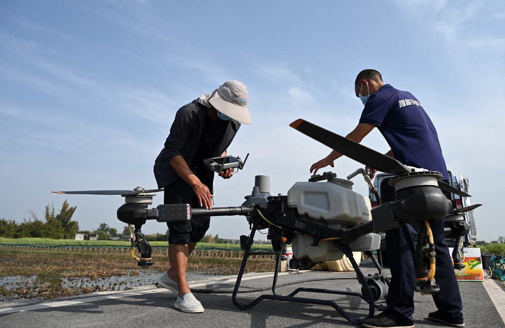 四川隆昌：飞手操控植保无人机喷施除草剂
