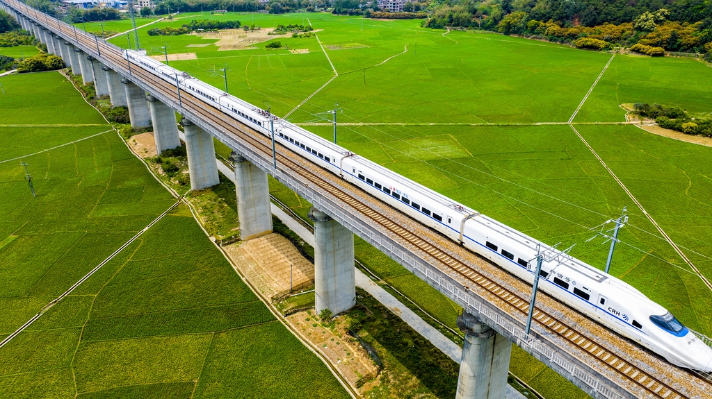 广西梧州：动车组疾驰而过