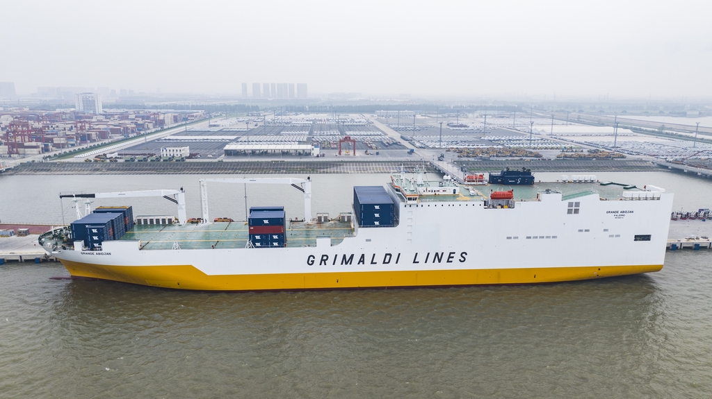 江苏：货轮在太仓港区装载汽车、工程机械