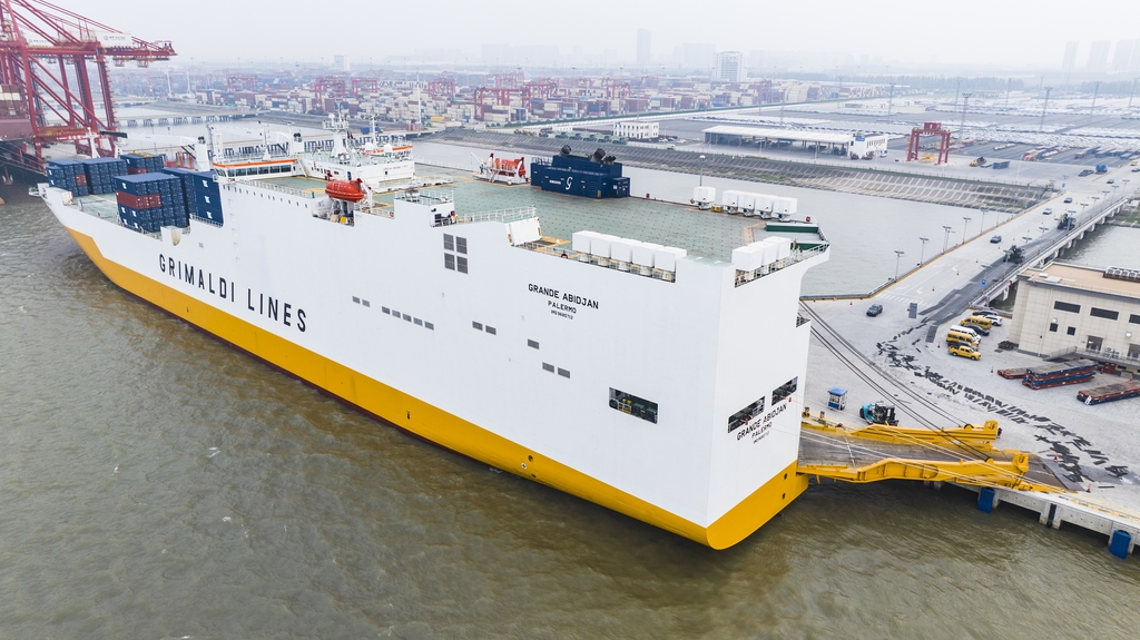 江苏：货轮在太仓港区装载汽车、工程机械