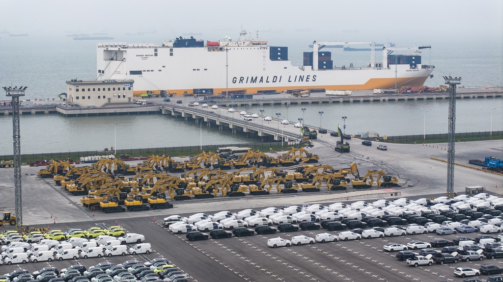 江苏：货轮在太仓港区装载汽车、工程机械