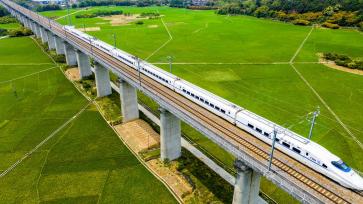 广西梧州：动车组疾驰而过