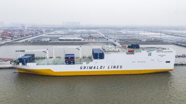 江苏：货轮在太仓港区装载汽车、工程机械