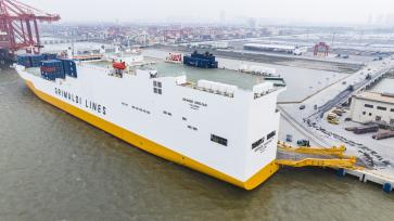 江苏：货轮在太仓港区装载汽车、工程机械