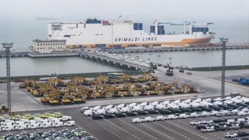 江苏：货轮在太仓港区装载汽车、工程机械