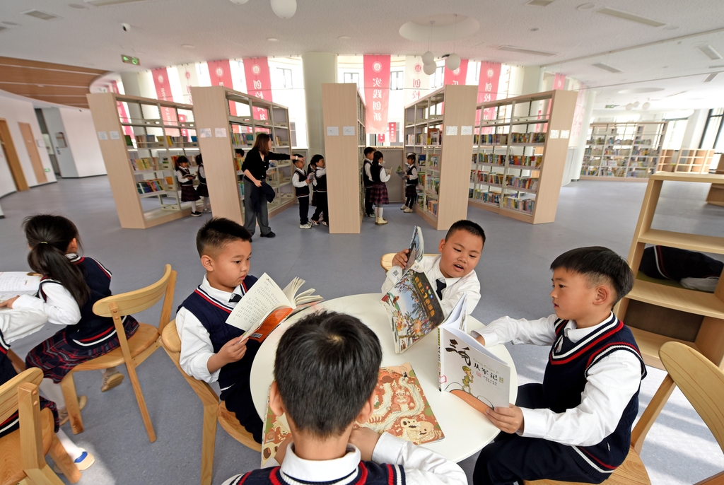 浙江台州：学生在多功能阅览室阅读图书