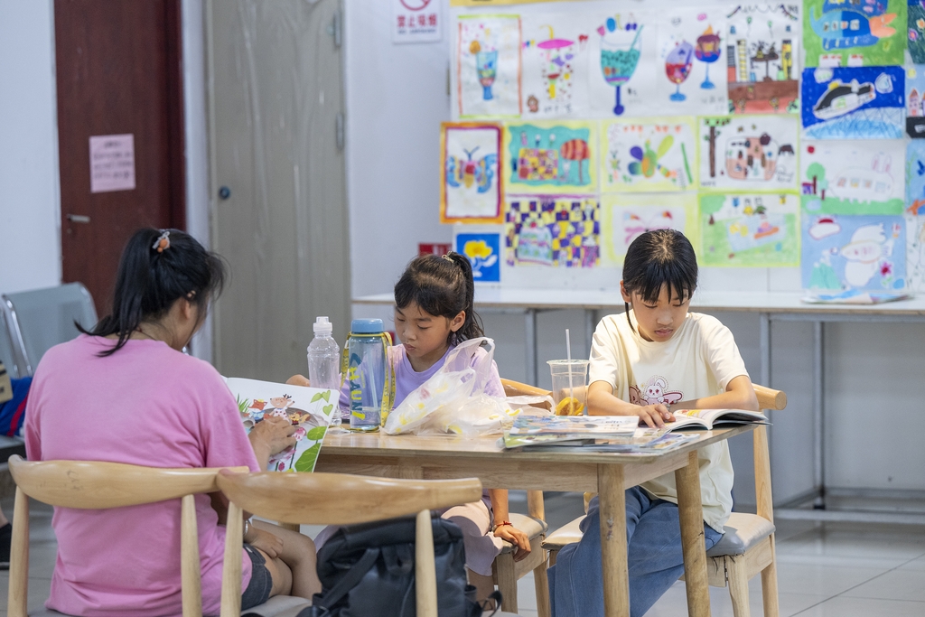 广西梧州：市民书店品书香 迎接世界读书日