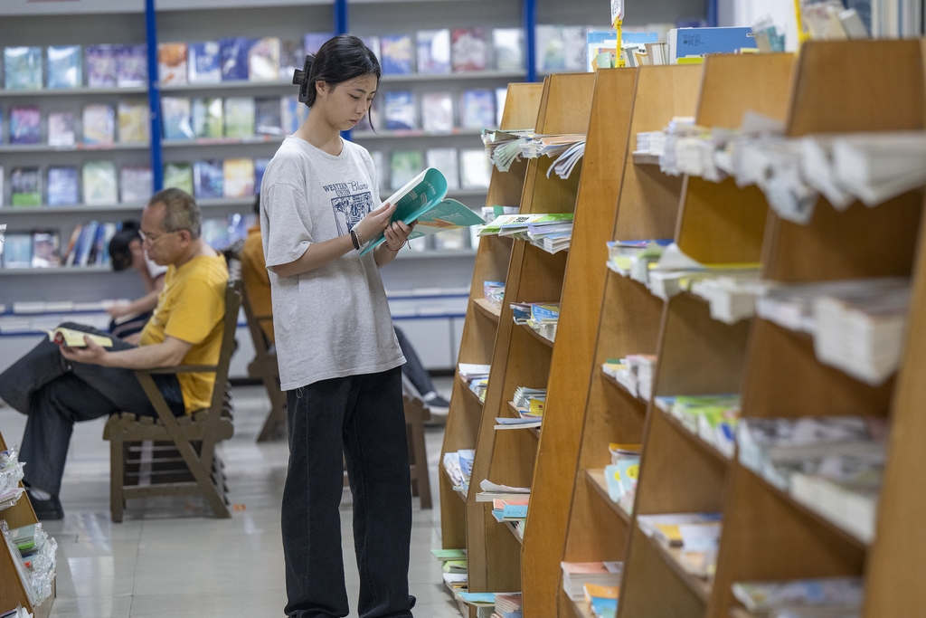 广西梧州：市民书店品书香 迎接世界读书日