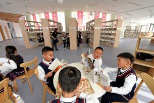 浙江台州：学生在多功能阅览室阅读图书