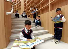 浙江台州：学生在多功能阅览室阅读图书