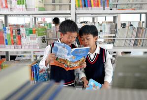 浙江台州：学生在多功能阅览室阅读图书
