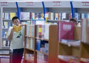 广西梧州：市民书店品书香 迎接世界读书日