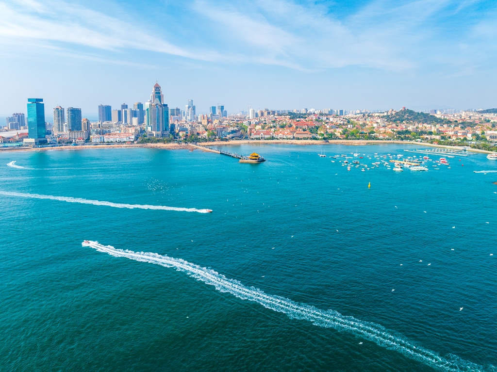 山东青岛：栈桥景区游人如织