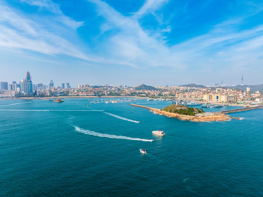 山东青岛：栈桥景区游人如织