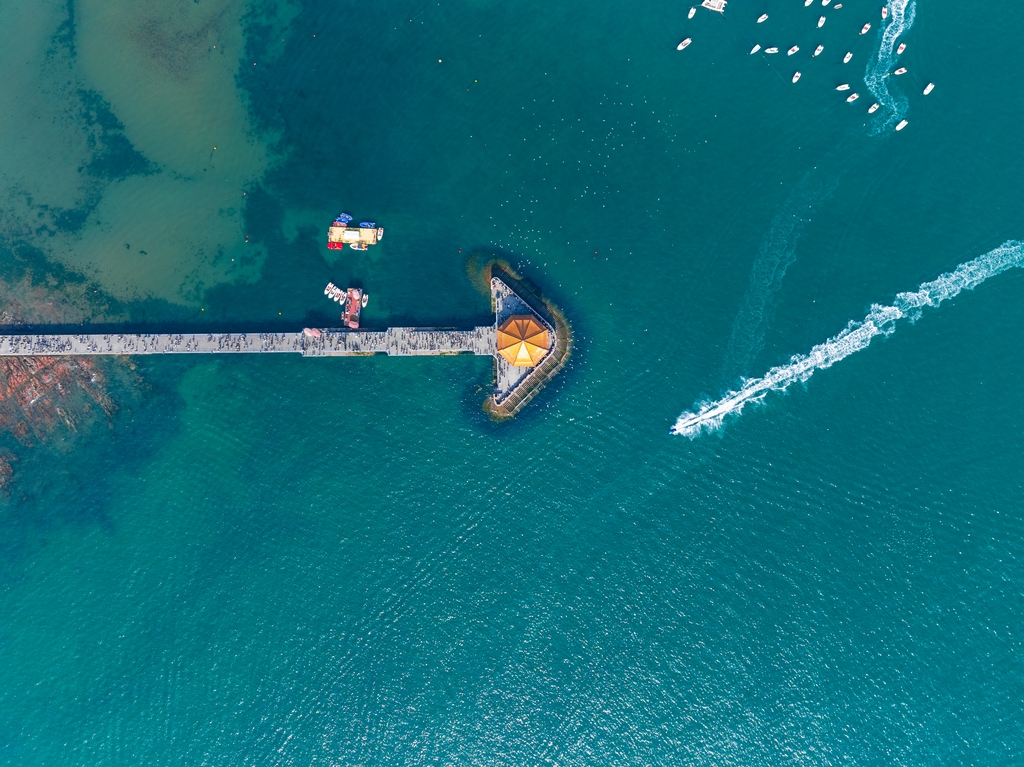 山东青岛：栈桥景区游人如织