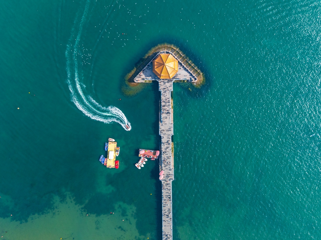 山东青岛：栈桥景区游人如织