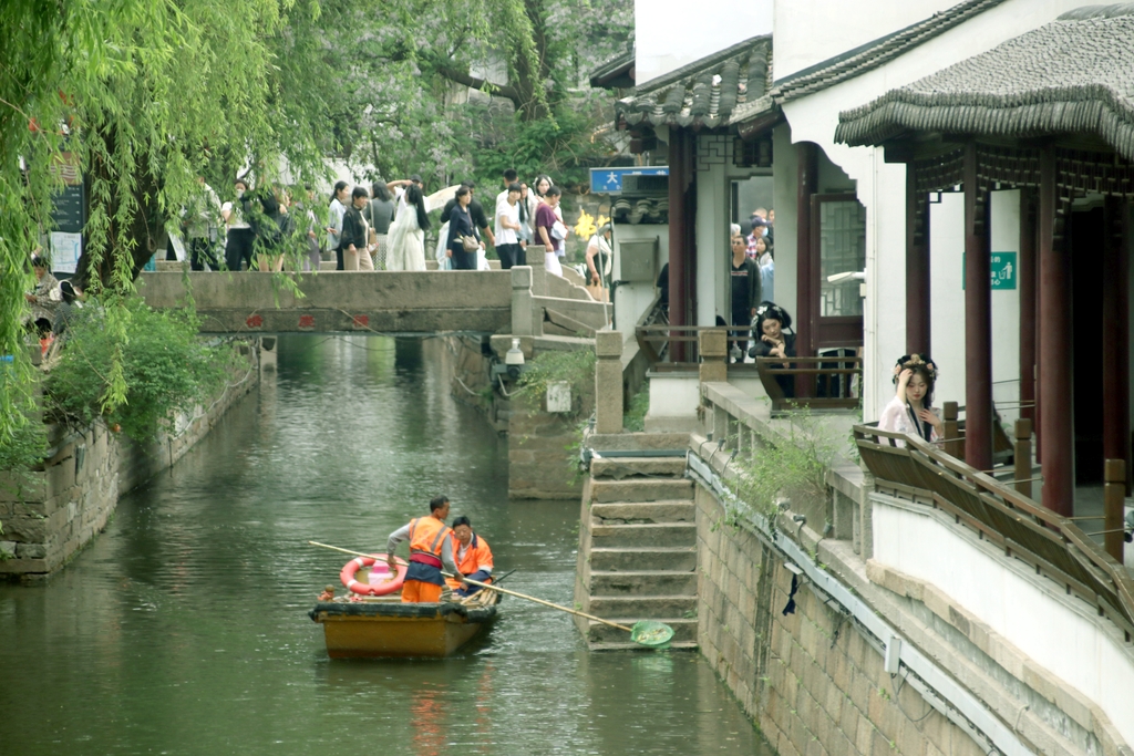 江苏苏州：河道清洁工人打捞水面漂浮物