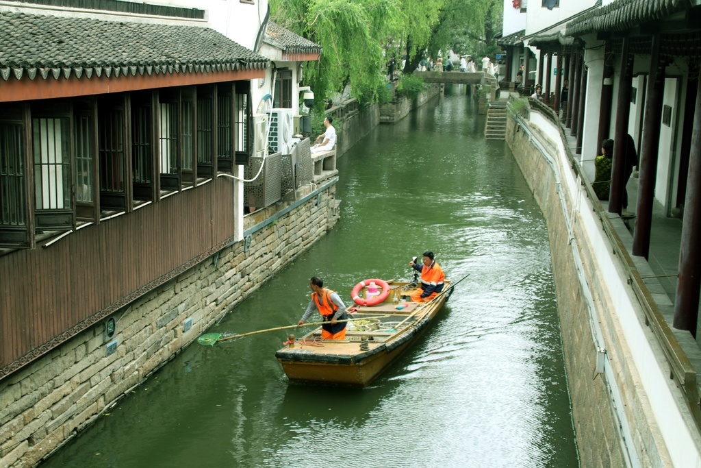江苏苏州：河道清洁工人打捞水面漂浮物