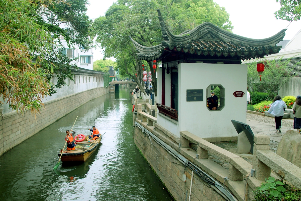 江苏苏州：河道清洁工人打捞水面漂浮物