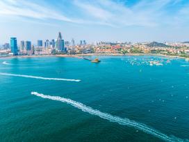 山东青岛：栈桥景区游人如织