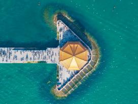 山东青岛：栈桥景区游人如织