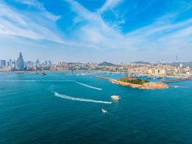 山东青岛：栈桥景区游人如织