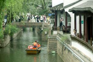 江苏苏州：河道清洁工人打捞水面漂浮物