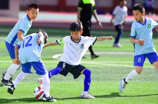 内蒙古呼和浩特：足球小将逐鹿绿茵