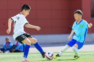 内蒙古呼和浩特：足球小将逐鹿绿茵