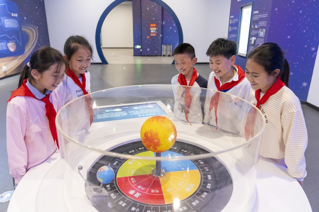 江苏海安：小学生学习知识 迎接中国航天日