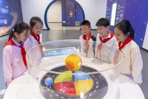 江苏海安：小学生学习知识 迎接中国航天日