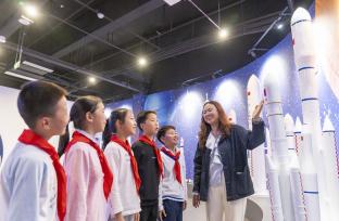 江苏海安：小学生学习知识 迎接中国航天日