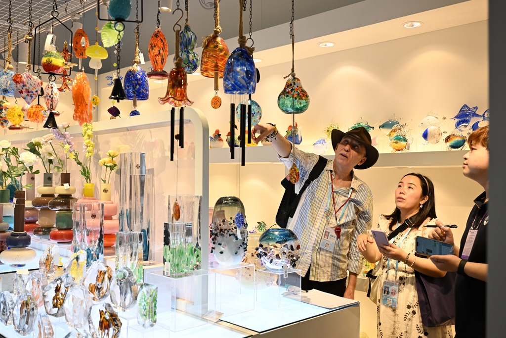 广交会玻璃工艺品吸引采购商