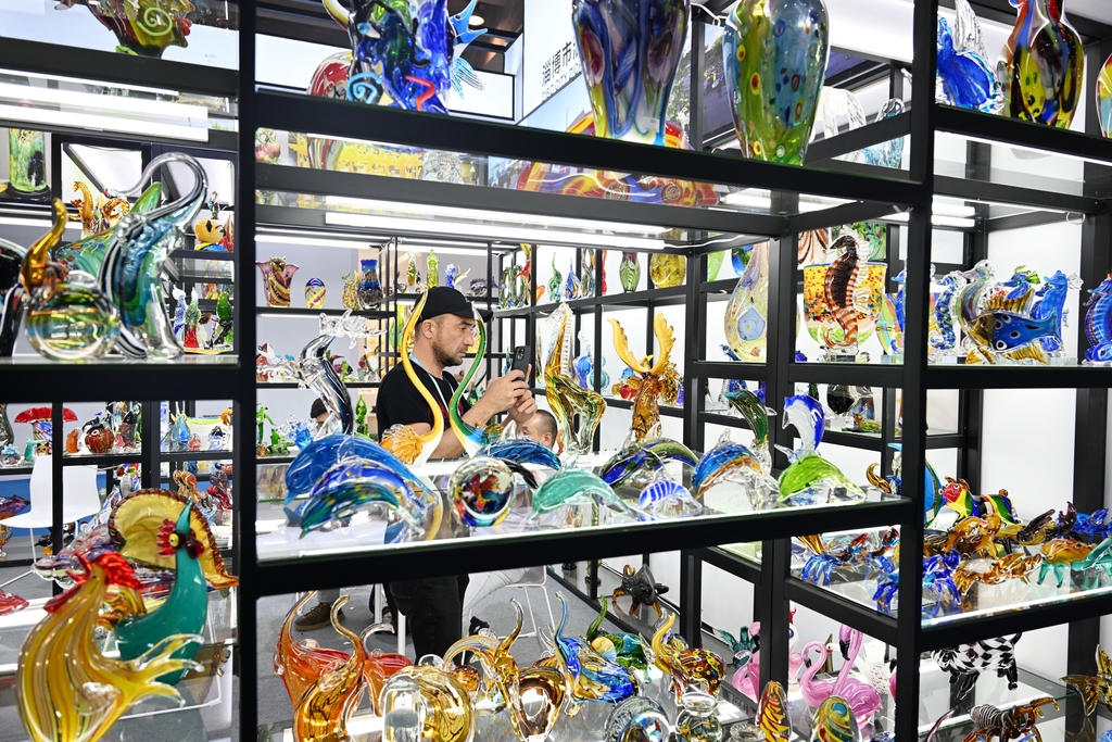 广交会玻璃工艺品吸引采购商