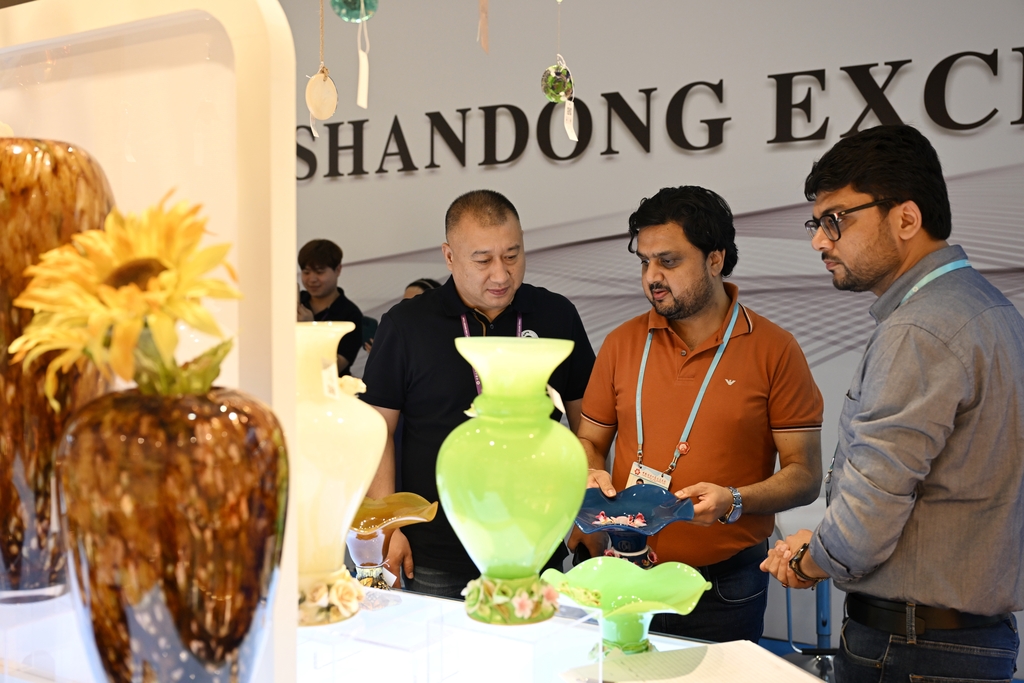 广交会玻璃工艺品吸引采购商