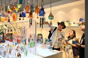 广交会玻璃工艺品吸引采购商