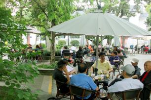 江苏苏州：露天茶室受青睐