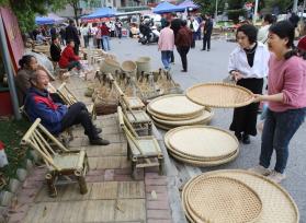 江西宜春：乡镇“油货闹” 百姓乐赶集