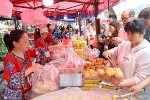 江西宜春：乡镇“油货闹” 百姓乐赶集